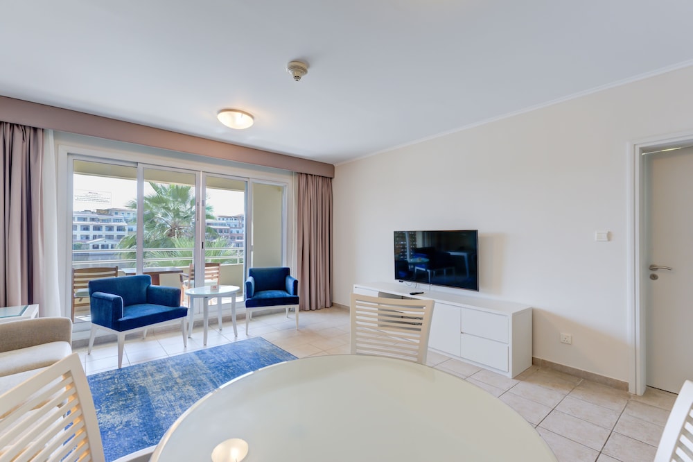 Millennium Lakeview Hotel 16
