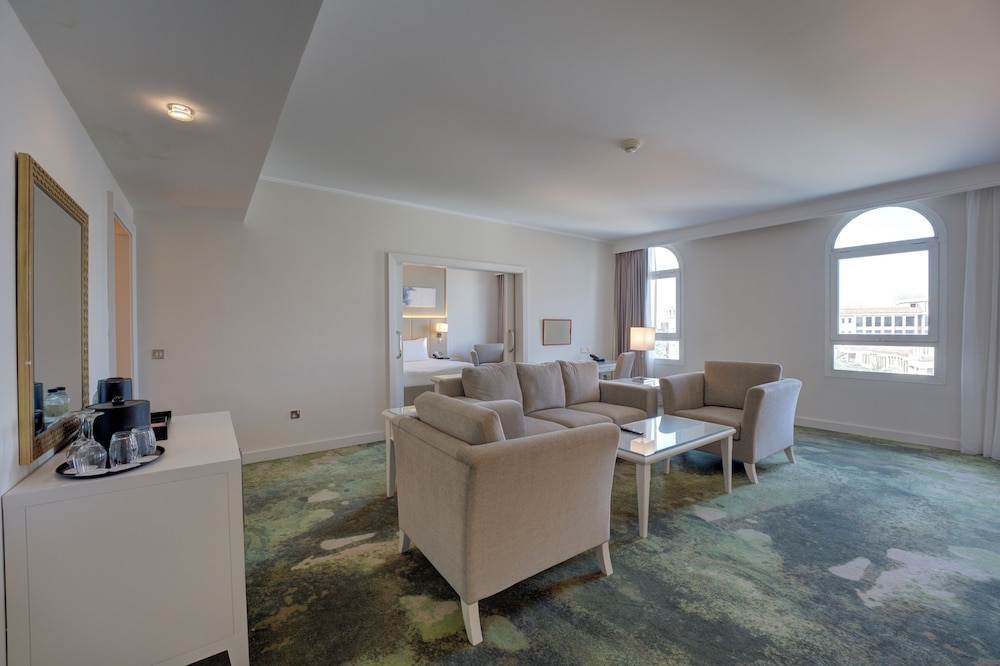 Millennium Lakeview Hotel 18