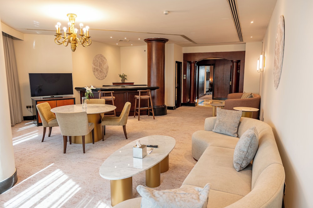 Majestic Cove Hotel 10