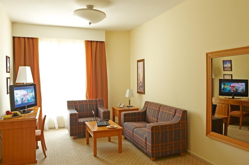 Golden Tulip Sharjah 22