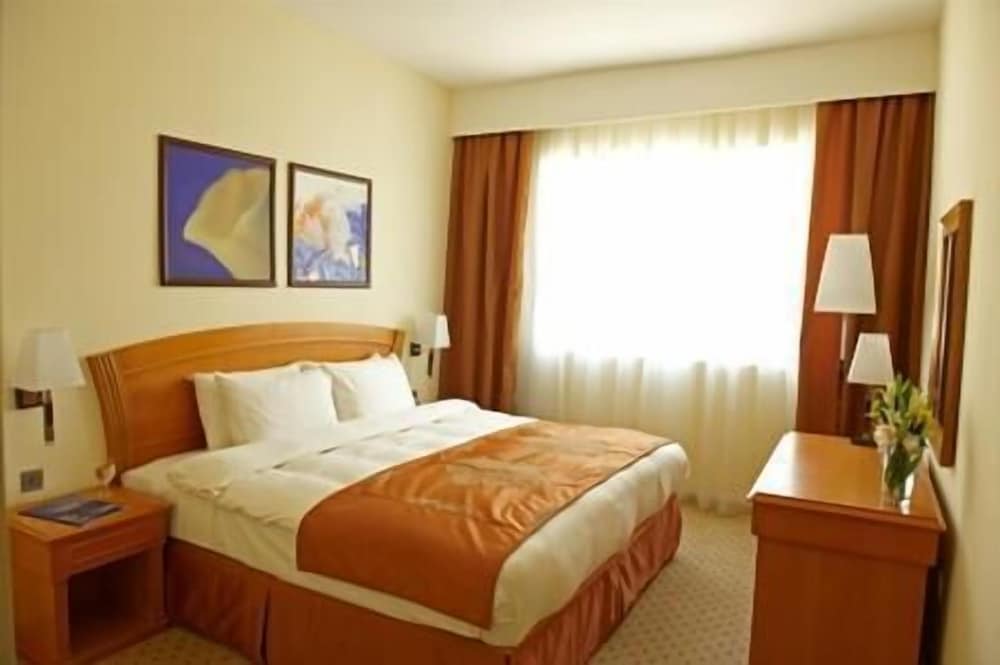Golden Tulip Sharjah 21