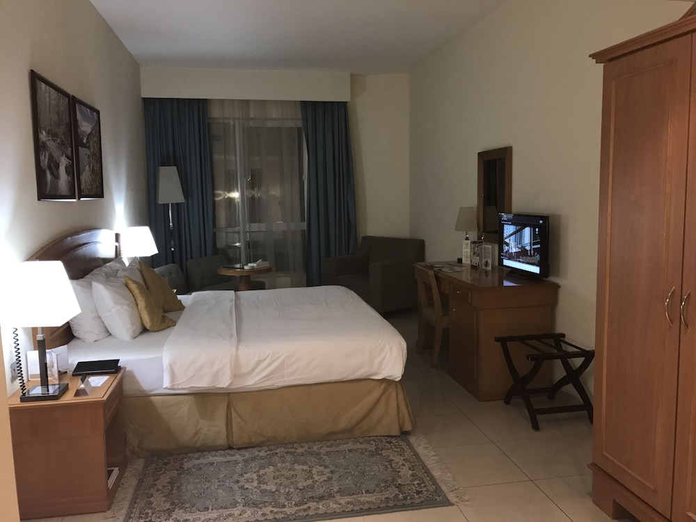 Golden Tulip Sharjah 16