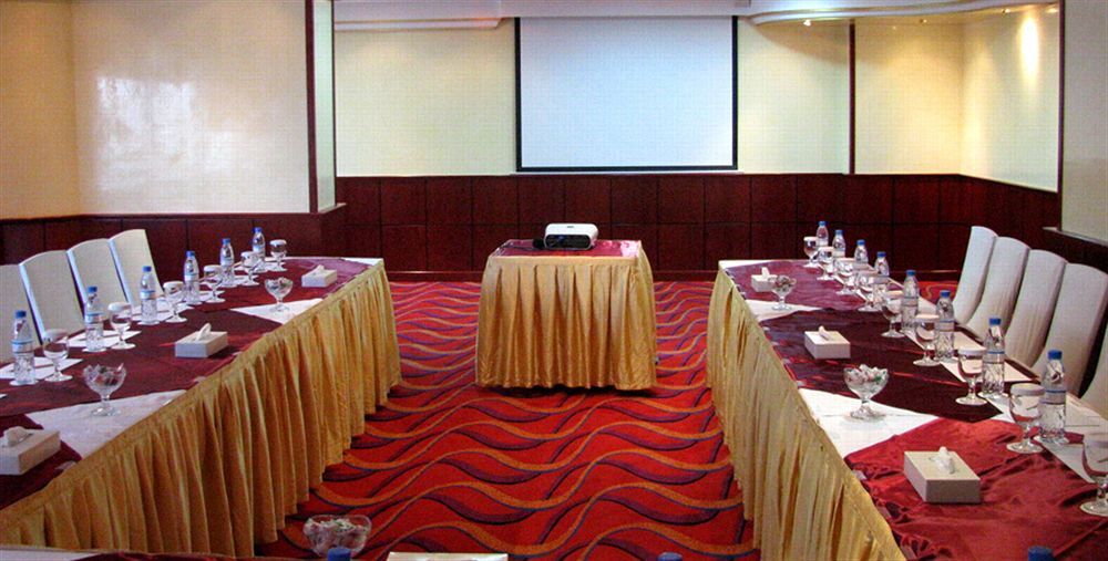 Clifton International Hotel 23