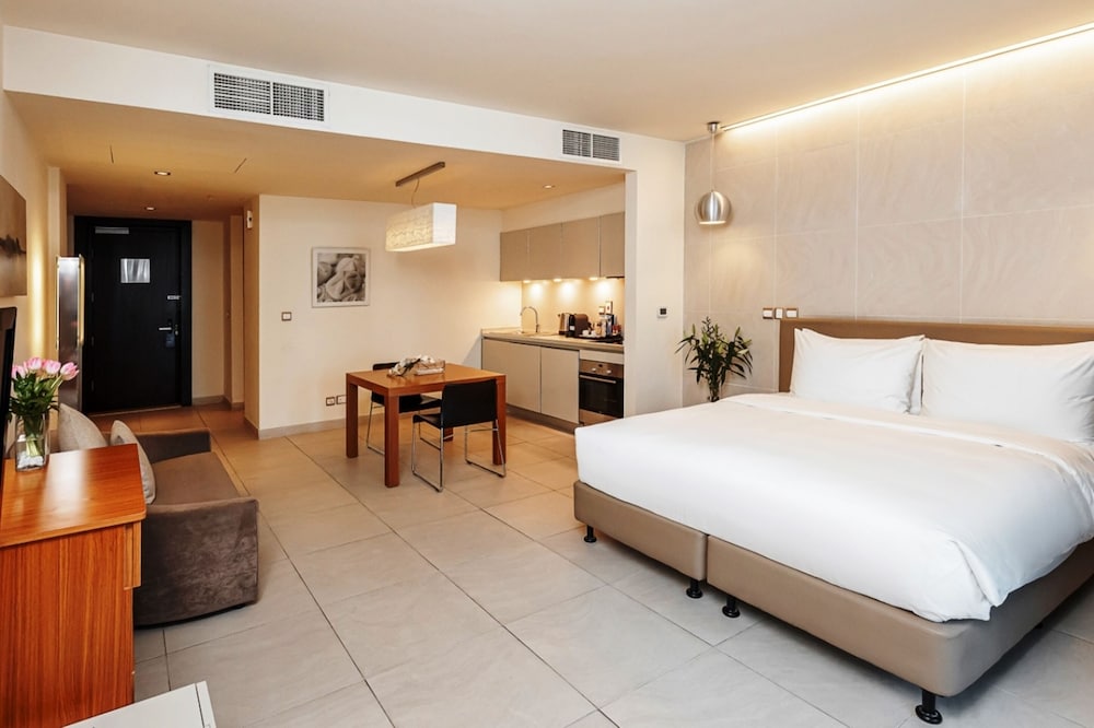 The Radisson Blu Residence, Dubai Marina 12