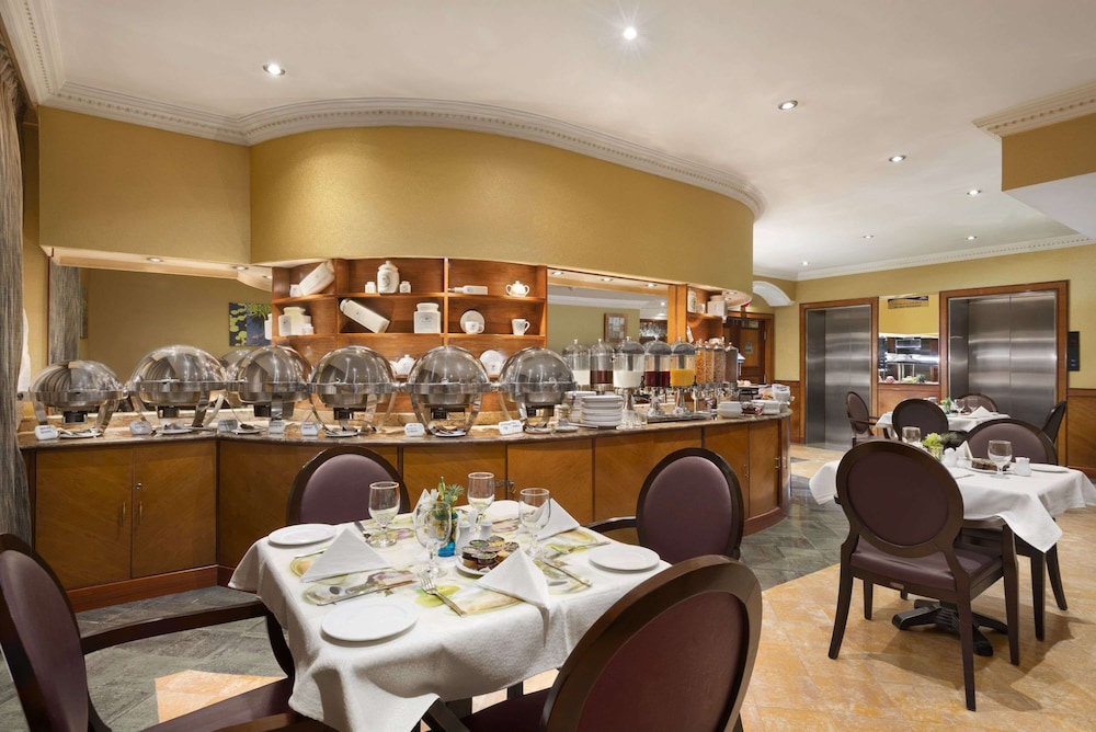 Howard Johnson by Wyndham Abu Dhabi 16