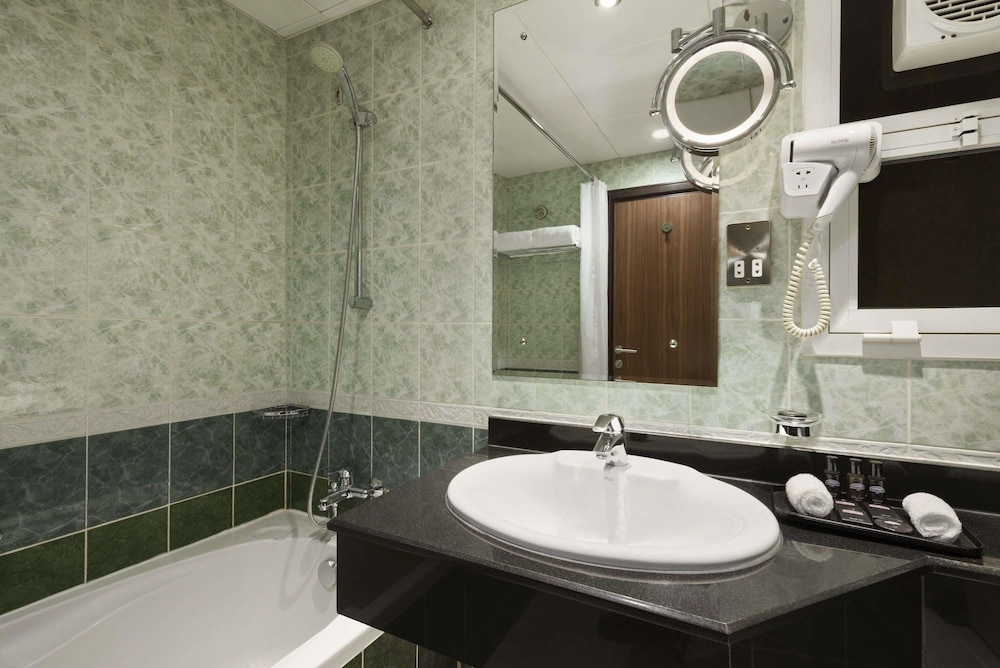 Howard Johnson by Wyndham Abu Dhabi 11
