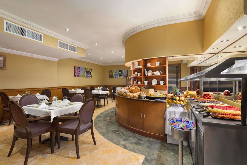 Howard Johnson by Wyndham Abu Dhabi 15