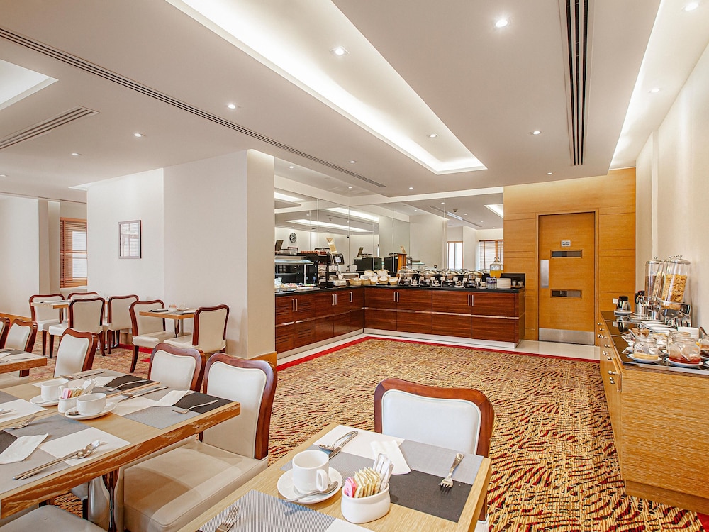Golden Sands Hotel & Residences 24