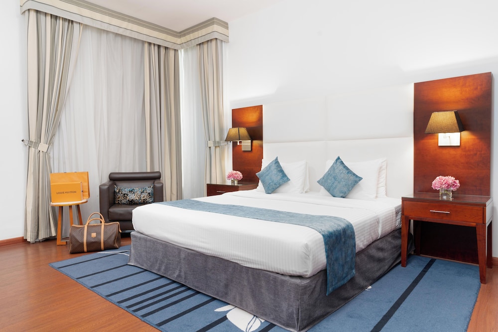Golden Sands Hotel & Residences 11