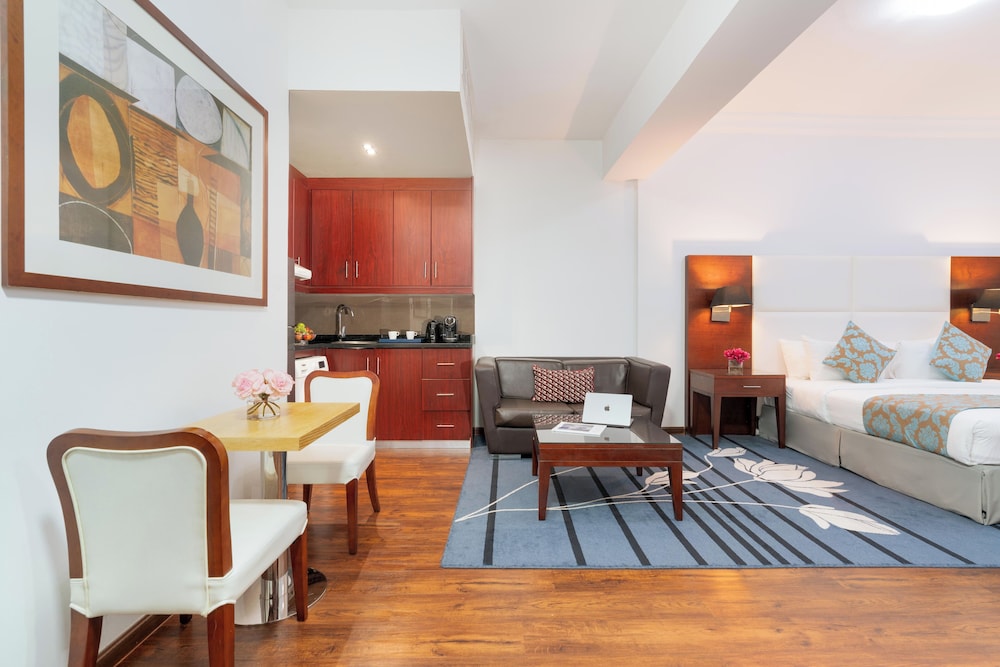Golden Sands Hotel & Residences 10
