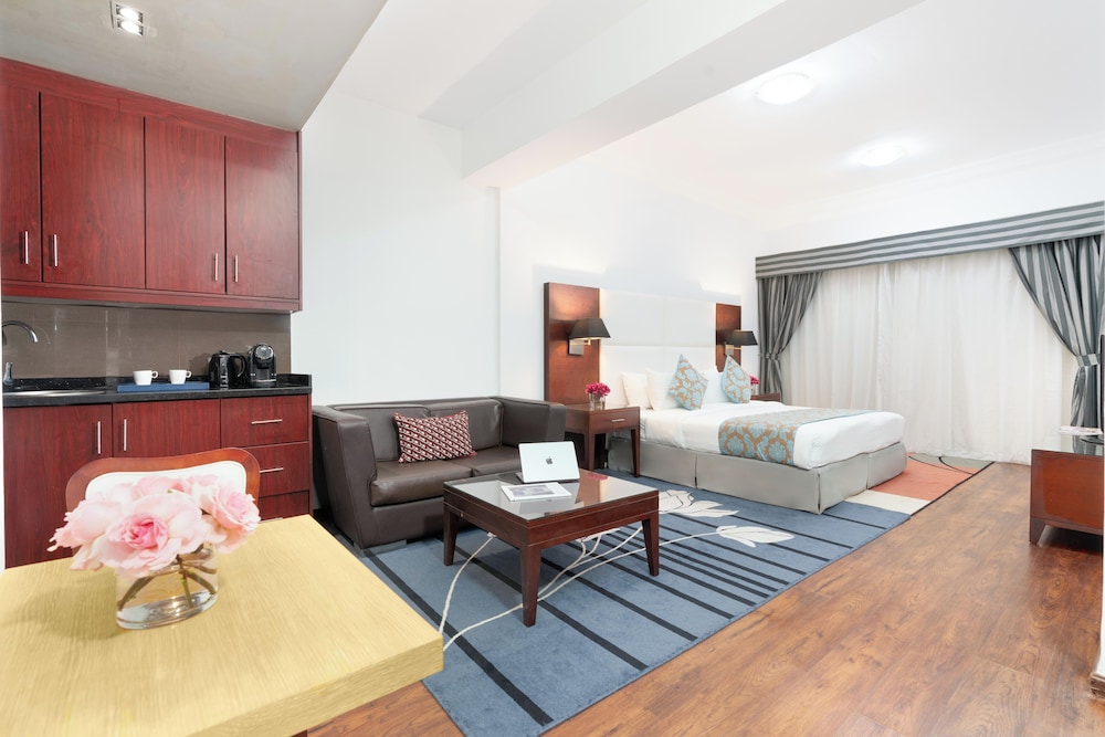 Golden Sands Hotel & Residences 8