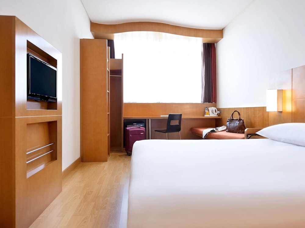 ibis Abu Dhabi Gate 14