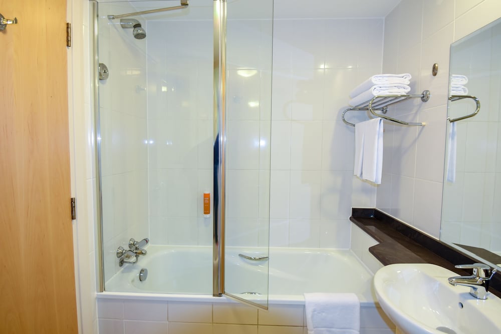 Premier Inn Abu Dhabi International Airport Hotel 12