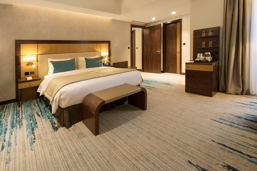Golden Tulip Media Hotel 24
