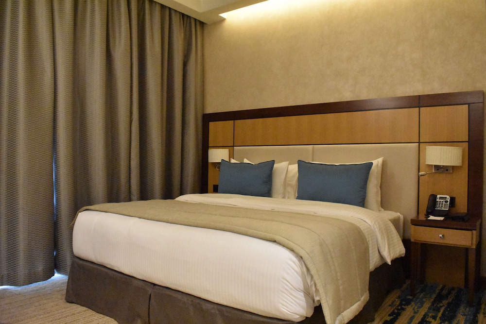 Golden Tulip Media Hotel 13