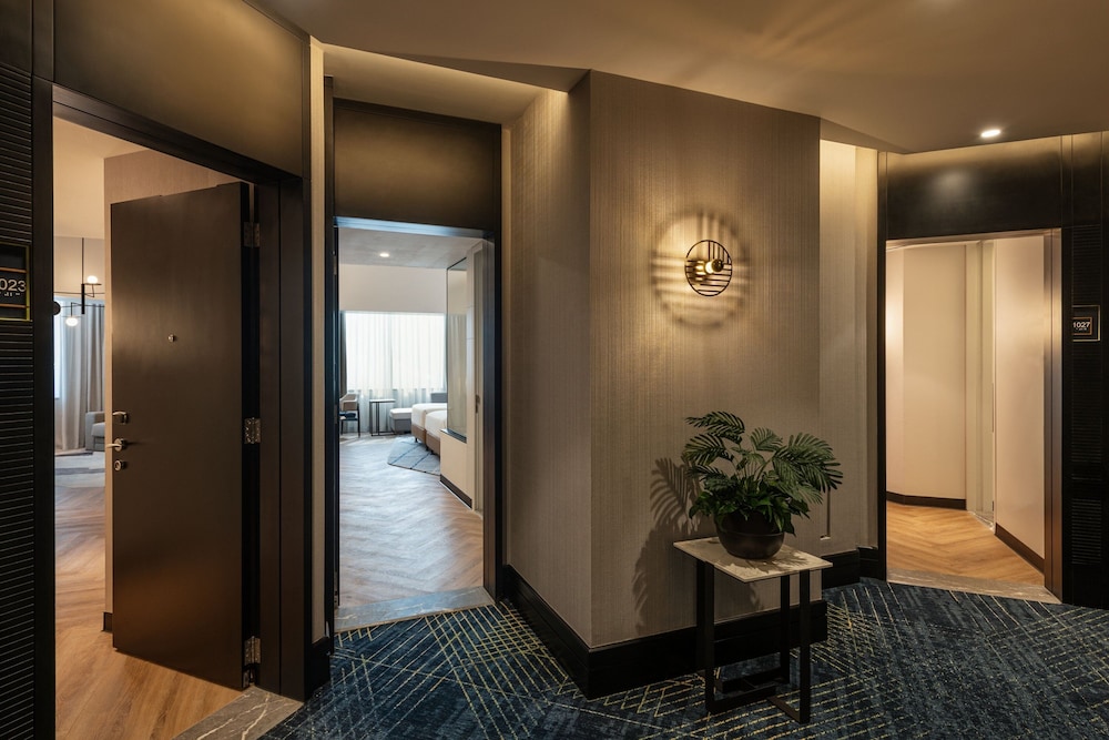 Sheraton Mall of the Emirates Hotel, Dubai 8