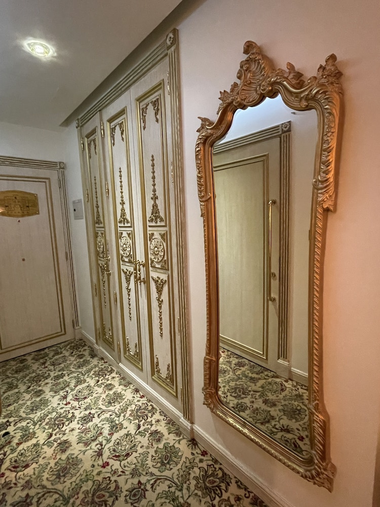 Royal Rose Abu Dhabi, a Curio Collection by Hilton Affiliated Hotel 15