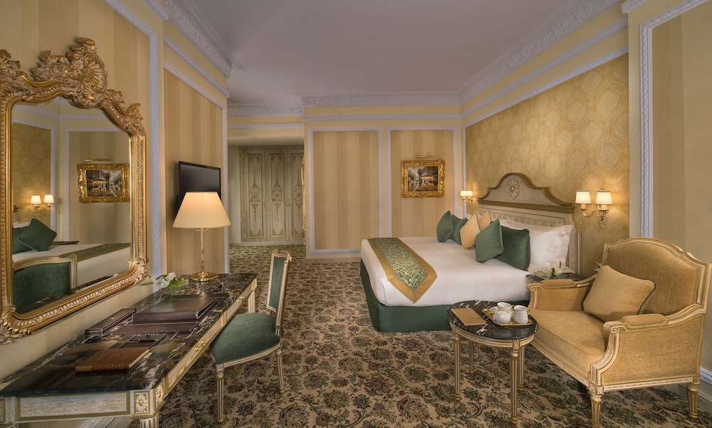 Royal Rose Abu Dhabi, a Curio Collection by Hilton Affiliated Hotel 9