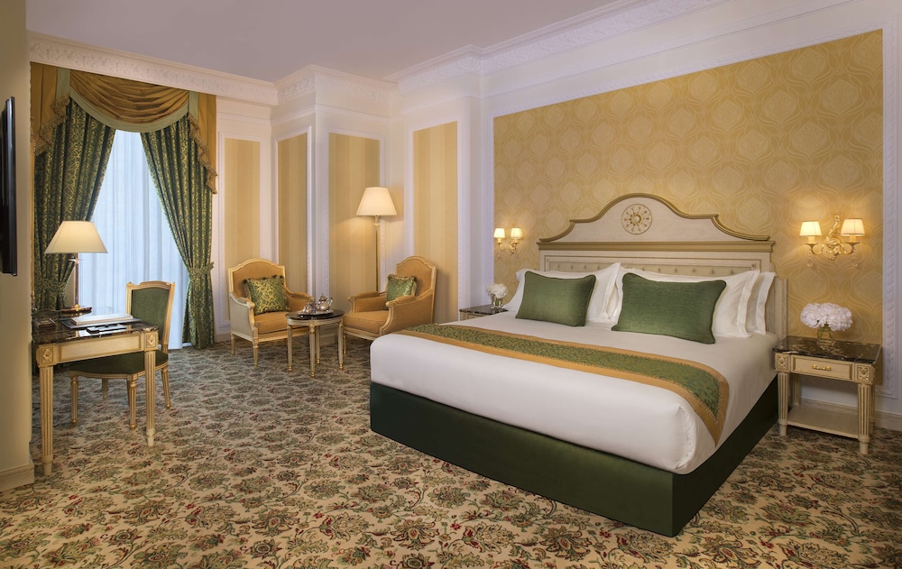 Royal Rose Abu Dhabi, a Curio Collection by Hilton Affiliated Hotel 7