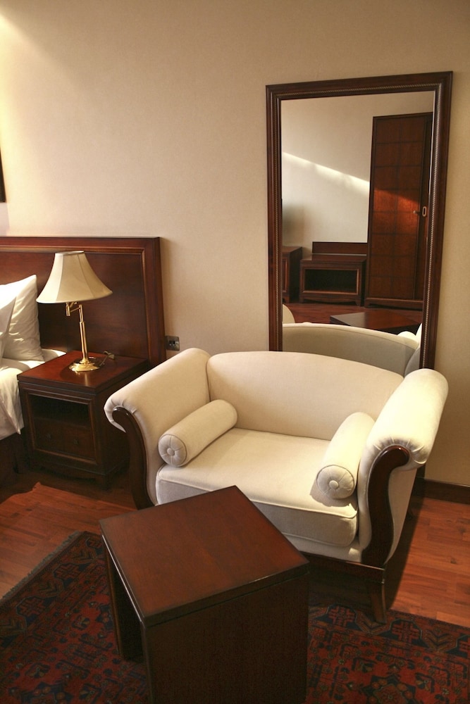 Trianon Royal Hotel 7