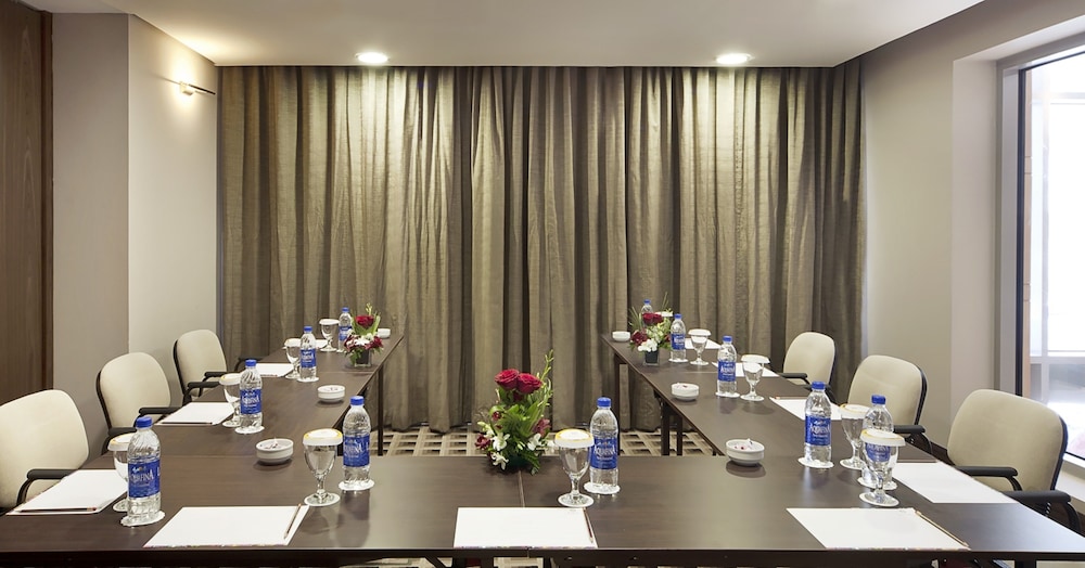 Oaks Liwa Executive Suites 12