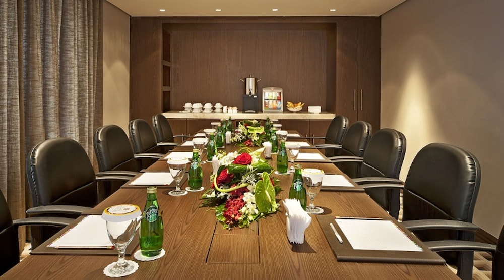 Oaks Liwa Executive Suites 9