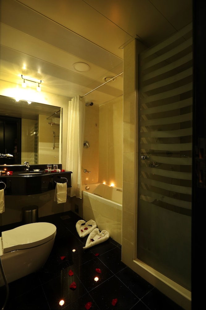 The Royal Grand Suite Hotel 23