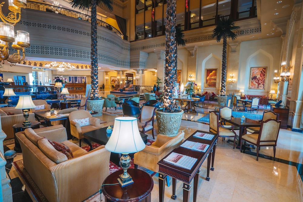 Shangri-La Hotel Qaryat Al Beri 7