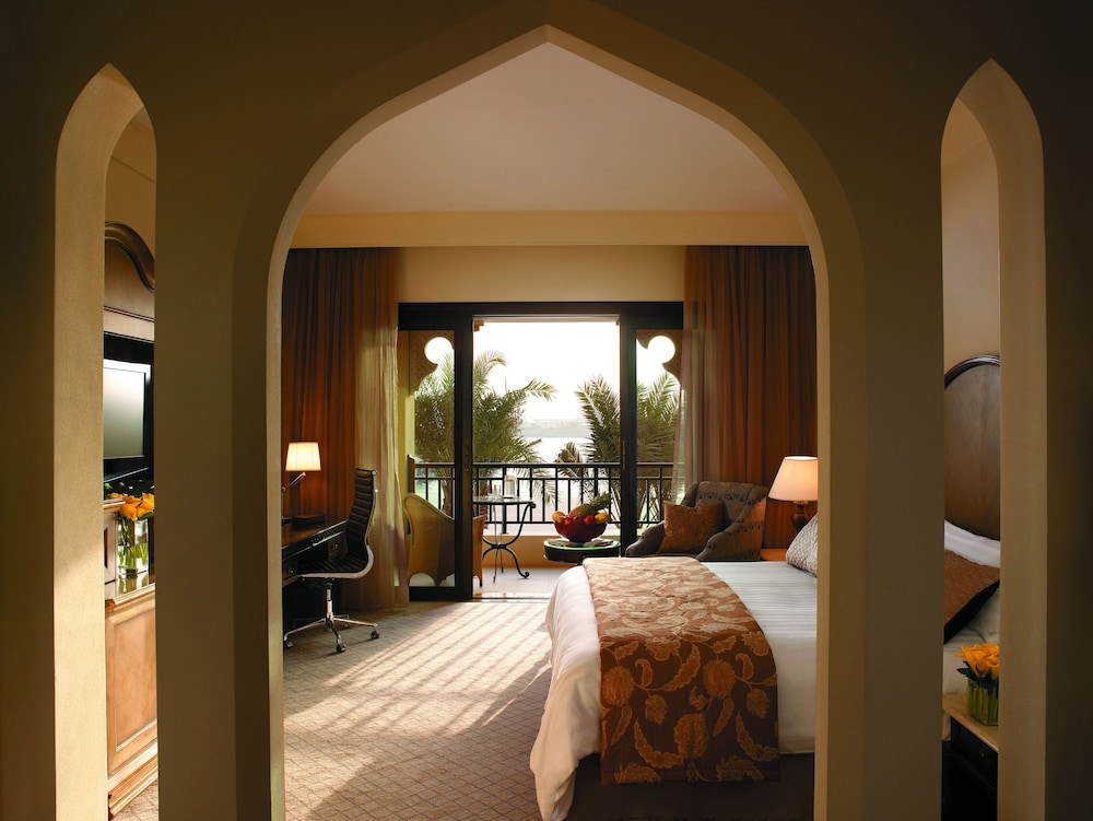 Shangri-La Hotel Qaryat Al Beri 13