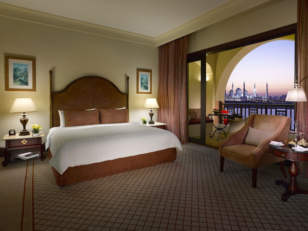 Shangri-La Hotel Qaryat Al Beri 9