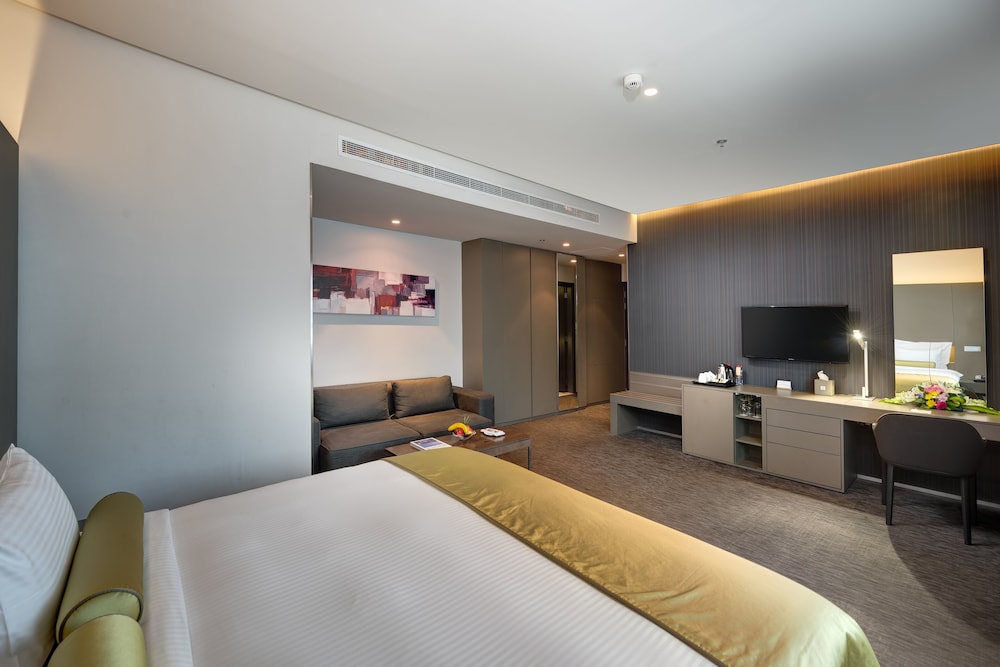 72 Hotel 24