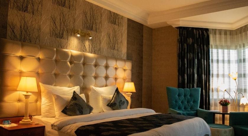 Grand Hotel Europe 12