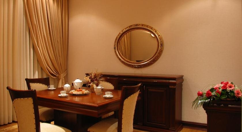AYF Palace 6