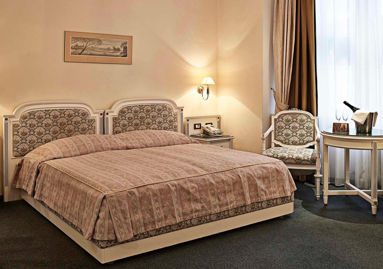 Hotel Ambassador Zlatá Husa 12