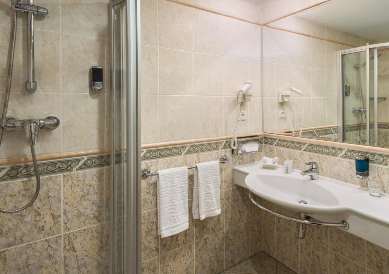 Ramada by Wyndham Prague City Centre 6