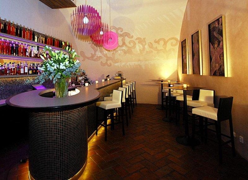Iron Gate Hotel & Suites 10