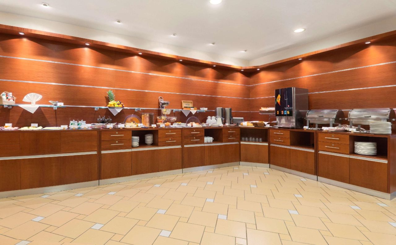 Ramada by Wyndham Airport Prague 23
