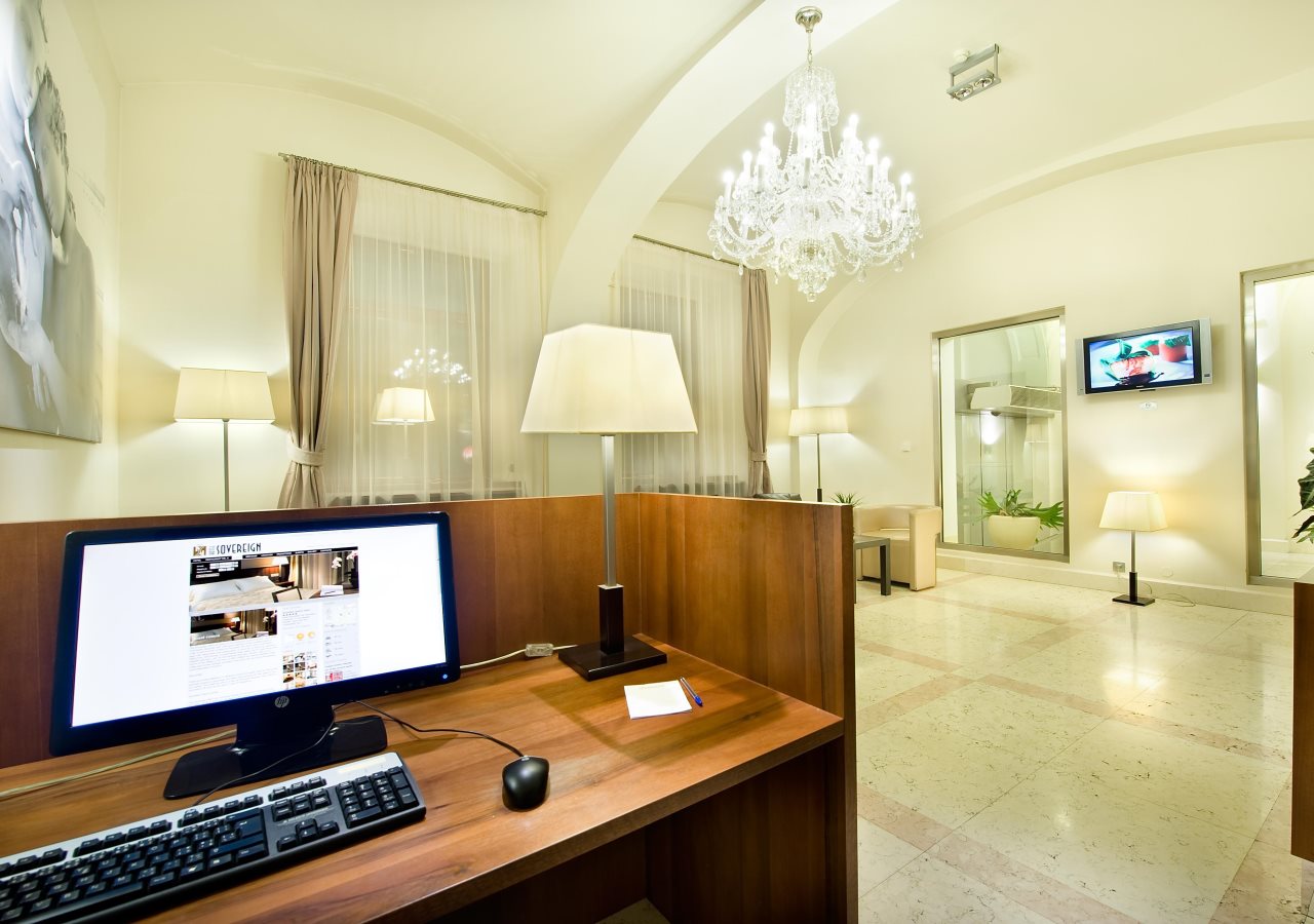 Hotel Maestro by Adrez 12