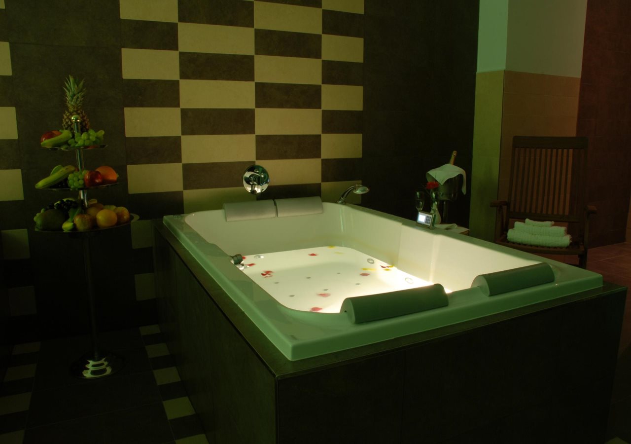EA Hotel Downtown 12