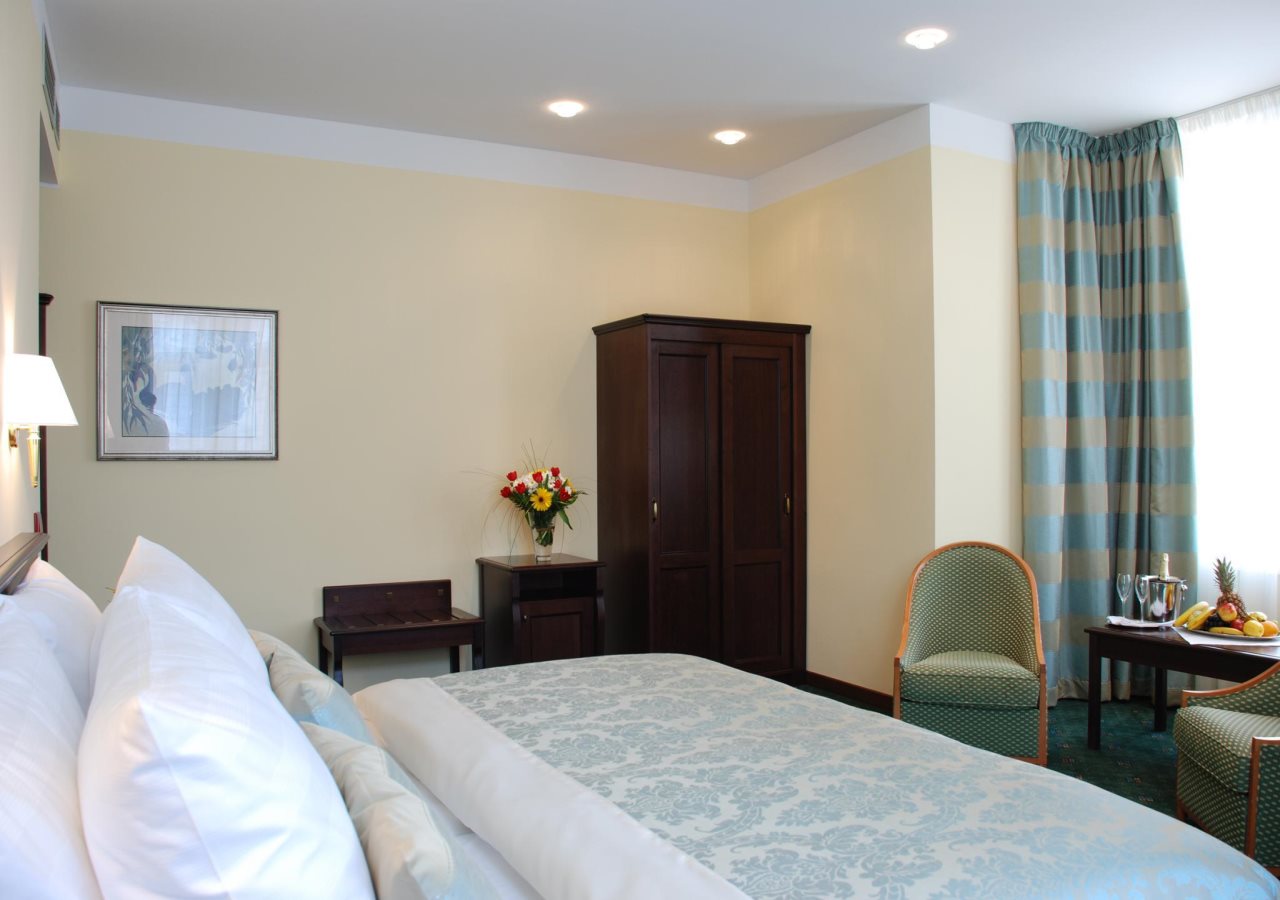 EA Hotel Downtown 22