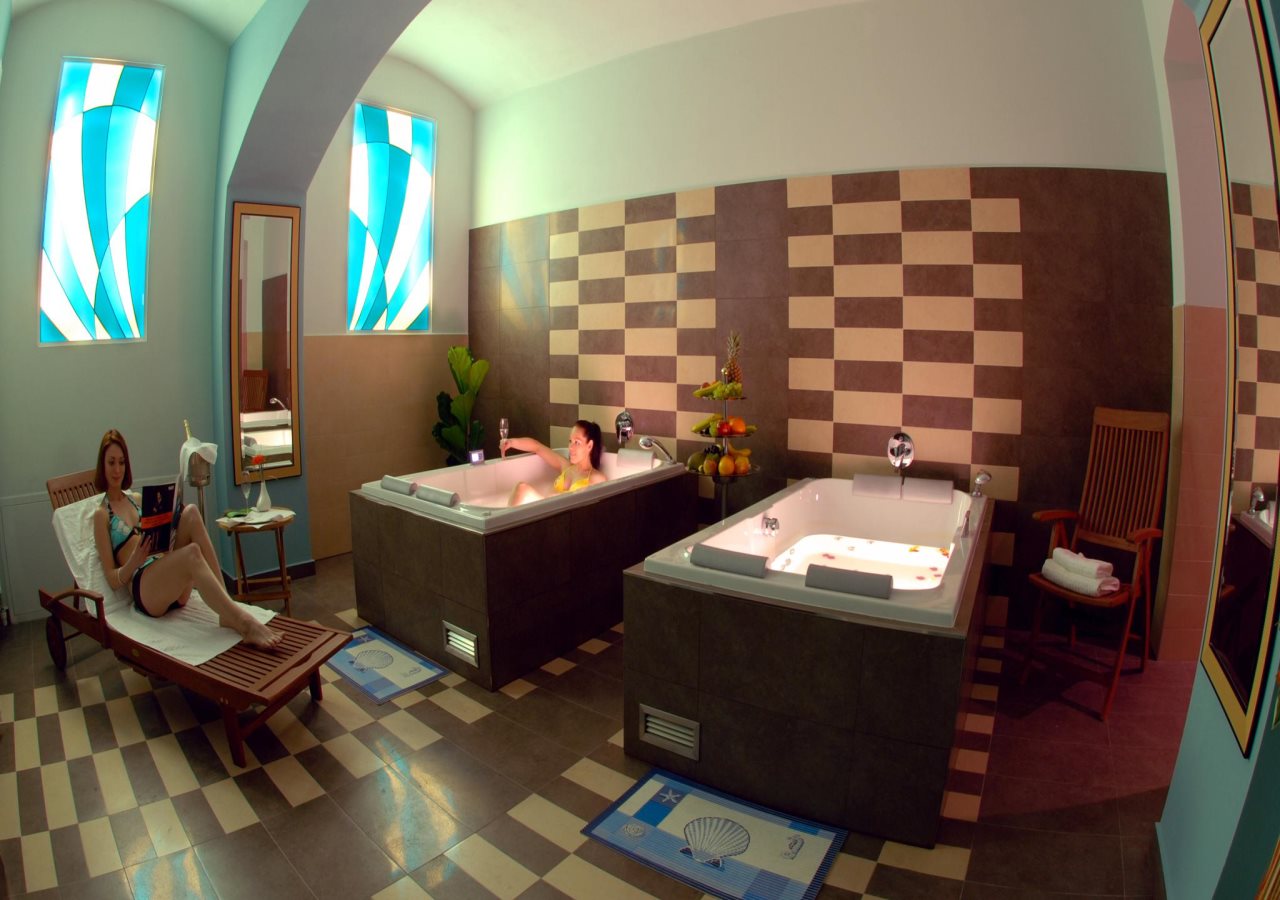 EA Hotel Downtown 3