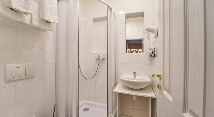 Metropolitan Old Town Hotel 11
