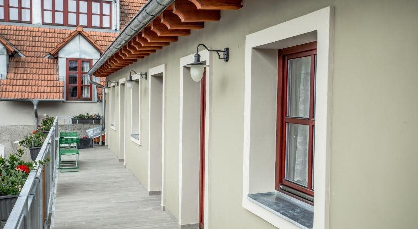 Hoffmeister Dvur 15