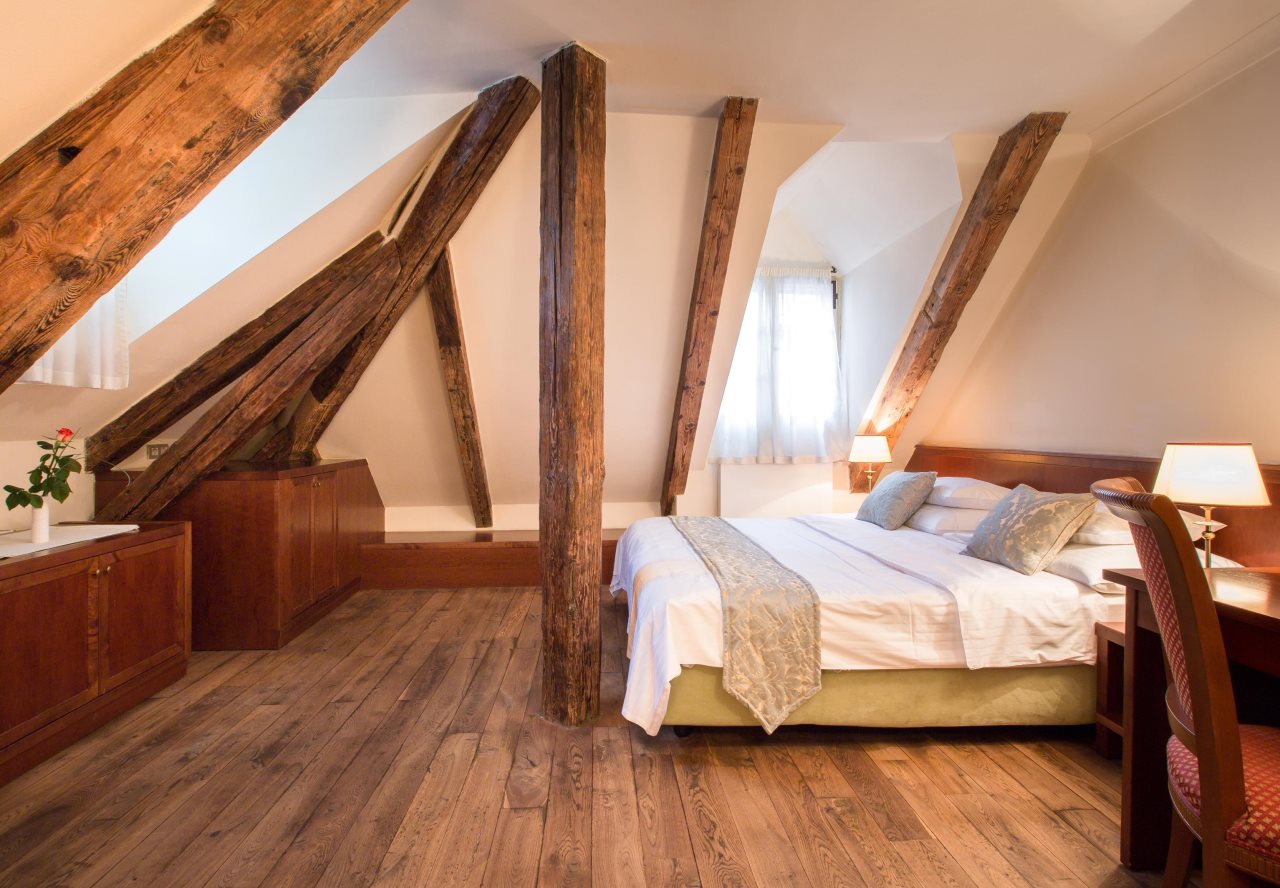 Miss Sophie's Charles Bridge 6