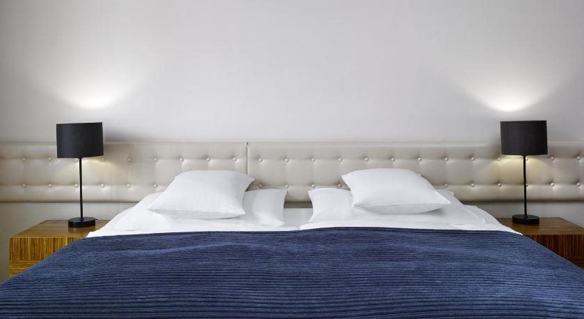 The Icon Hotel & Lounge 9