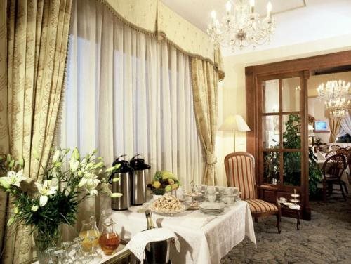 Fleur De Lis Hotel 6