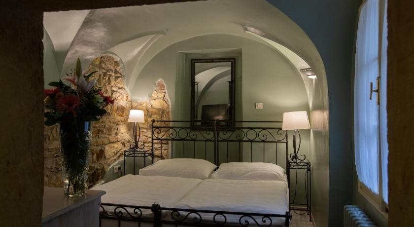 Black Stair Suites 20