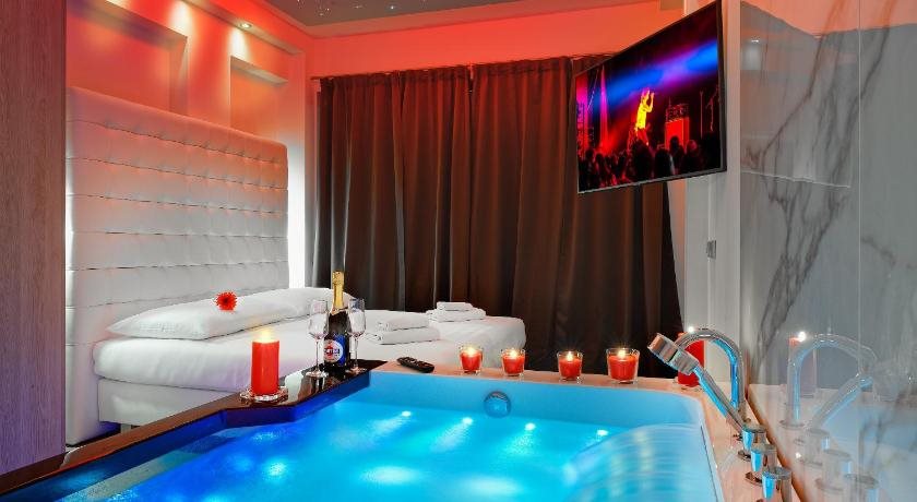 Hotel Aura Design & Garden Pool 2