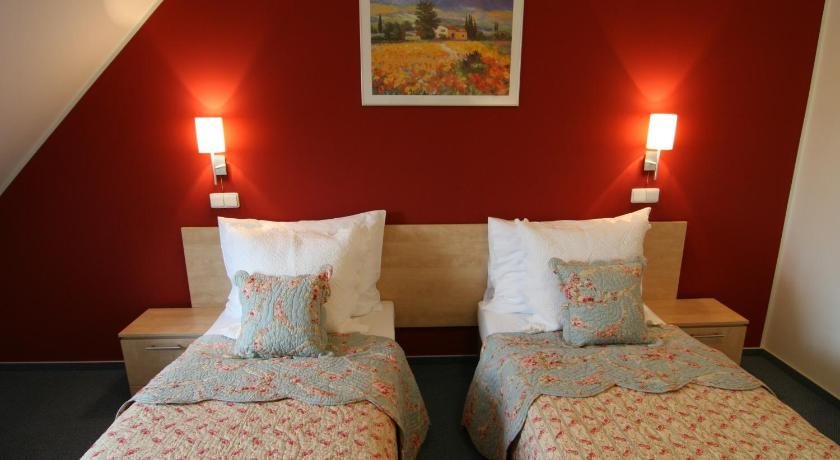 Hotel Chvalska Tvrz 12