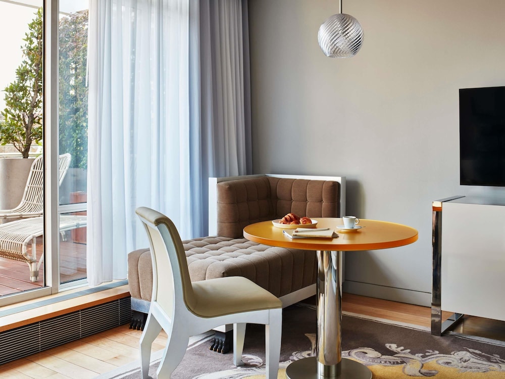 Sanderson London 14
